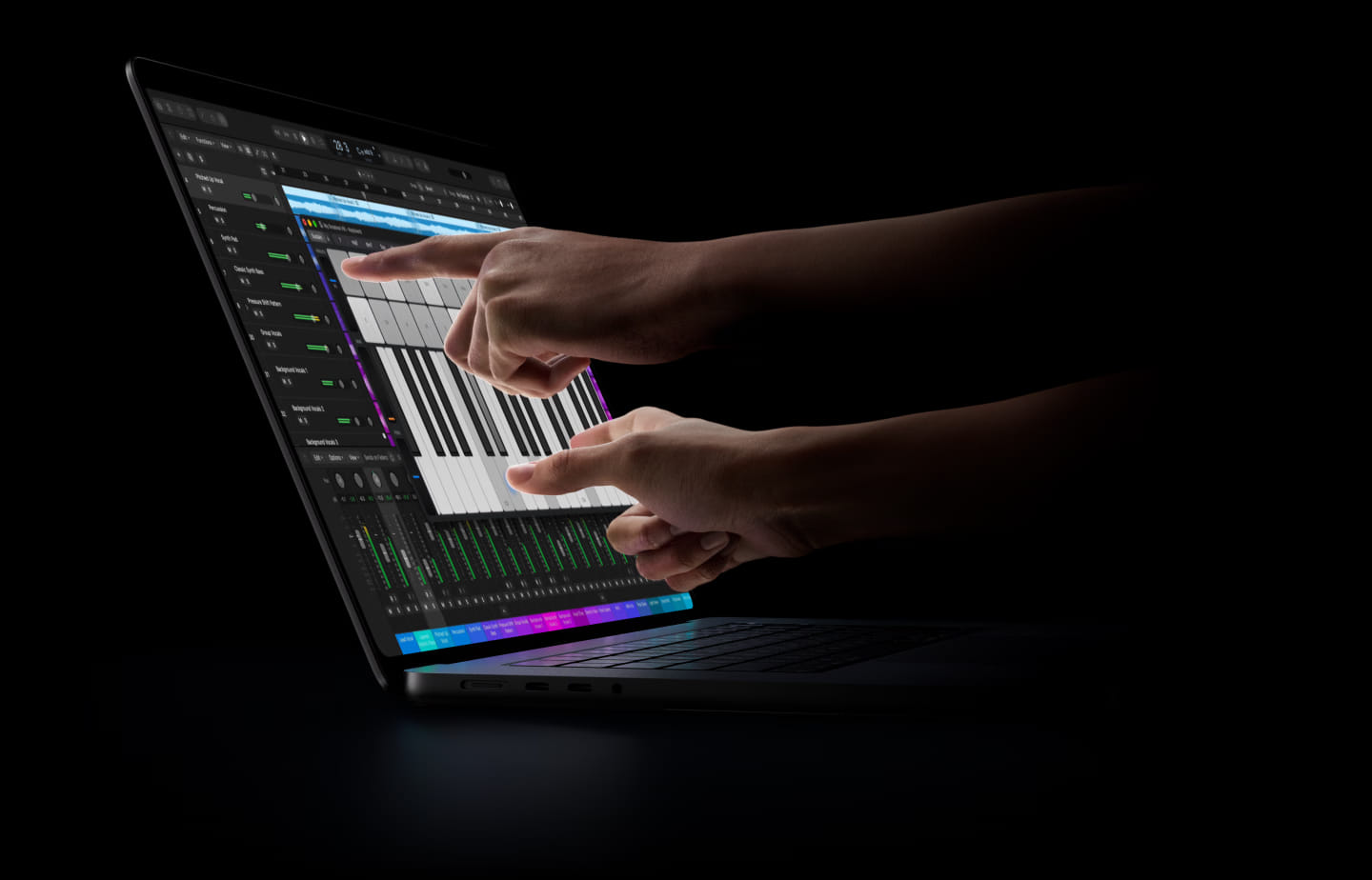 Handen bedienen muzieksoftware op het touch-display van de MacBook Pro